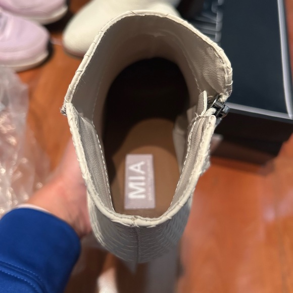 Mia Patton Ivory Python Faux Leather Western Style Bootie - Size 8 - Picture 6 of 7